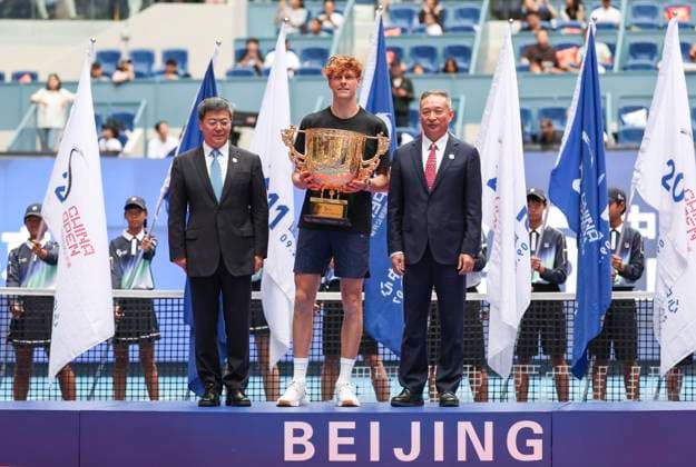 (251001) -- BEIJING, Oct. 1, 2025 -- Jannik Sinner (C) poses for photo during the award ceremony for the men s singles final match between Jannik Sinner of Italy and Learner Tien of the United States at 2025 China Open tennis tournament in Beijing, China, Oct. 1, 2025. ) (SP)CHINA-BEIJING-TENNIS-CHINA OPEN-MEN S SINGLES-FINAL(CN) DuxXinyi 