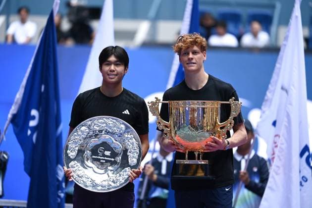 (251001) -- BEIJING, Oct. 1, 2025 -- Jannik Sinner (R) and Learner Tien pose for photo during the award ceremony for the men s singles final match between Jannik Sinner of Italy and Learner Tien of the United States at 2025 China Open tennis tournament in Beijing, China, Oct. 1, 2025. ) (SP)CHINA-BEIJING-TENNIS-CHINA OPEN-MEN S SINGLES-FINAL(CN) HuxJingwen 