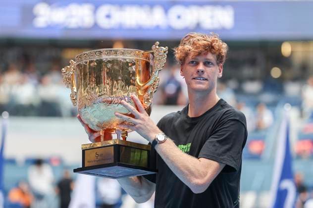 (251001) -- BEIJING, Oct. 1, 2025 -- Jannik Sinner poses for photo during the award ceremony for the men s singles final match between Jannik Sinner of Italy and Learner Tien of the United States at 2025 China Open tennis tournament in Beijing, China, Oct. 1, 2025. ) (SP)CHINA-BEIJING-TENNIS-CHINA OPEN-MEN S SINGLES-FINAL(CN) DuxXinyi 