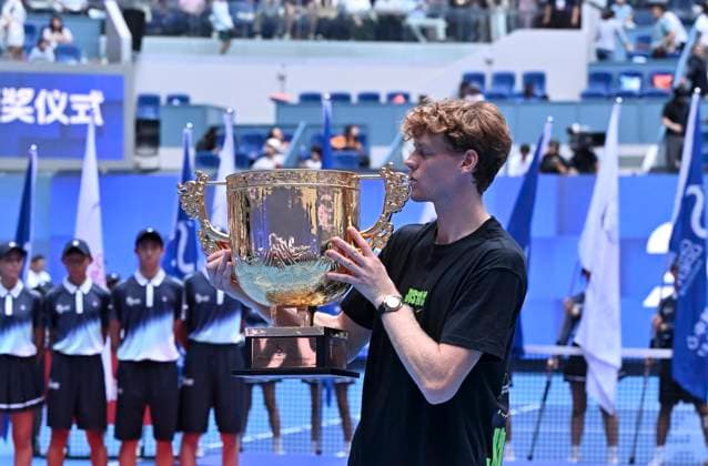 (251001) -- BEIJING, Oct. 1, 2025 -- Jannik Sinner kisses the Trophy during the award ceremony for the men s singles final match between Jannik Sinner of Italy and Learner Tien of the United States at 2025 China Open tennis tournament in Beijing, China, Oct. 1, 2025. ) (SP)CHINA-BEIJING-TENNIS-CHINA OPEN-MEN S SINGLES-FINAL(CN) HuxJingwen 