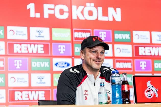 1. FC Köln Pressekonferenz; 01.10.2025 Lukas Kwasniok (Trainer 1. FC Köln) lächelt Pressekonferenz 1. FC Köln; RheinEnergiestadion, 01.10.2025 Copyright: xBEAUTIFULxSPORTS Wunderlx