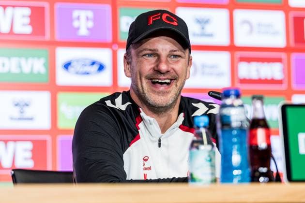 1. FC Köln Pressekonferenz; 01.10.2025 Lukas Kwasniok (Trainer 1. FC Köln) lacht, lachend Pressekonferenz 1. FC Köln; RheinEnergiestadion, 01.10.2025 Copyright: xBEAUTIFULxSPORTS Wunderlx