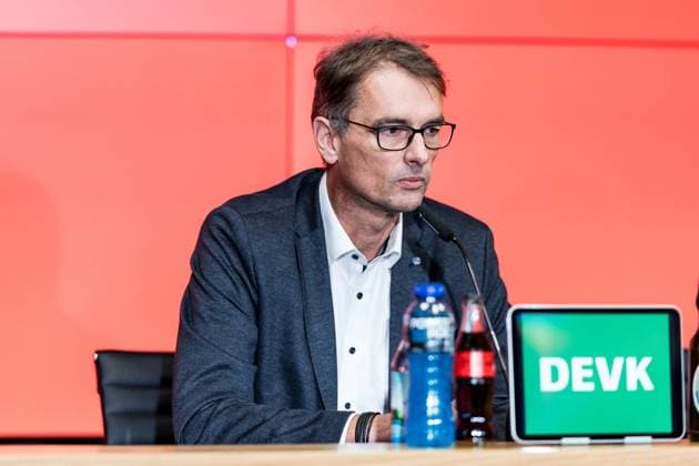 Cologne Cup25 Pressekonferenz; 01.10.2025 Dr. Andreas Dartsch (stv. Vorstandsvorsitzender Sparkasse KölnBonn) Pressekonferenz Cologne Cup25; RheinEnergiestadion, 01.10.2025 Copyright: xBEAUTIFULxSPORTS Wunderlx