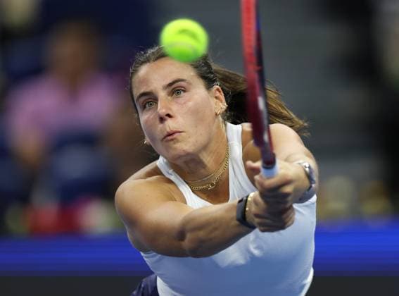 (251001) -- BEIJING, Oct. 1, 2025 -- Emma Navarro competes during the women s singles round of 16 match between Iga Swiatek of Poland and Emma Navarro of the United States at 2025 China Open tennis tournament in Beijing, China, Oct. 1, 2025. ) (SP)CHINA-BEIJING-TENNIS-CHINA OPEN-WOMEN S SINGLES(CN) DuxXinyi 