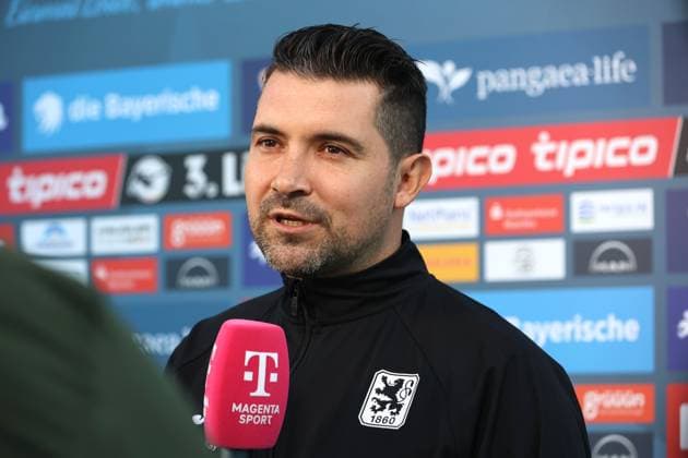 Fussball, Herren, 3.Liga, Saison 2025 2026, TSV 1860 München - FC Viktoria Köln, Grünwalder Stadion Alper Kayabunar, Interimstrainer (TSV 1860 München) beim Interview, Kopf, Portrait Magenta