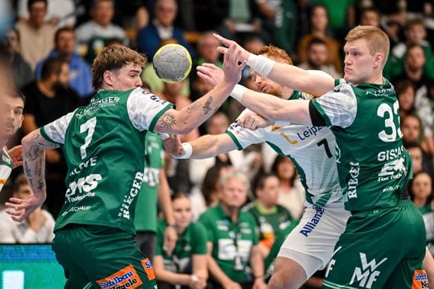 Goeppingen, Deutschland, 01.10.25: Victor Kloeve (FRISCH AUF! Goeppingen), Tomas Piroch (SC DHfK Leipzig) und Ymir Oern Gislason (FRISCH AUF! Goeppingen) im Zweikampf waehrend des DHB Pokal 2 Runde Spiels zwischen FRISCH AUF! Goeppingen vs SC DHfK Leipzig in der EWS Arena am 01. Oktober 2025 in Goeppingen, Deutschland. (Foto von Harry Langer DeFodi Images) Goeppingen, Germany, 01.10.25: Victor Kloeve (FRISCH AUF! Goeppingen), Tomas Piroch (SC DHfK Leipzig) und Ymir Oern Gislason (FRISCH AUF! Goeppingen) battle for the ball during the DHB Pokal 2 Runde match between FRISCH AUF! Goeppingen vs SC DHfK Leipzig at EWS Arena on October 1, 2025 in Goeppingen, Germany. (Photo by Harry Langer DeFodi Images) (Photo by Harry Langer DeFodi Images) Goeppingen, Germany, 01 10 25 Victor Kloeve FRISCH AUF Goeppingen , Tomas Piroch SC DHfK Leipzig and Ymir Oern Gislason FRISCH AUF Goeppingen in a duel during the DHB Pokal 2 round match between FRISCH AUF Goeppingen vs SC DHfK Leipzig at EWS Arena on October 01, 2025 in Goeppingen, Germany Photo by Harry Langer DeFodi Images Goeppingen, Germany, 01 10 25 Victor Kloeve FRISCH AUF Goeppingen , Tomas Piroch SC DHfK Leipzig and Ymir Oern Gislason FRISCH AUF Goeppingen battle for the ball during the DHB Pokal 2 Runde match between FRISCH AUF Goeppingen vs SC DHfK Leipzig at EWS Arena on October 1, 2025 in Goeppingen, Germany Photo by Harry Langer DeFodi Images Photo by Harry Langer DeFodi Images