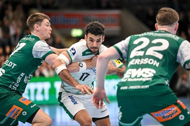 Goeppingen, Deutschland, 01.10.25: Oskar Sunnefeldt (FRISCH AUF! Goeppingen), Ahmed Khairi (SC DHfK Leipzig) und Erik Persson (FRISCH AUF! Goeppingen) im Zweikampf waehrend des DHB Pokal 2 Runde Spiels zwischen FRISCH AUF! Goeppingen vs SC DHfK Leipzig in der EWS Arena am 01. Oktober 2025 in Goeppingen, Deutschland. (Foto von Harry Langer DeFodi Images) Goeppingen, Germany, 01.10.25: Oskar Sunnefeldt (FRISCH AUF! Goeppingen), Ahmed Khairi (SC DHfK Leipzig) und Erik Persson (FRISCH AUF! Goeppingen) battle for the ball during the DHB Pokal 2 Runde match between FRISCH AUF! Goeppingen vs SC DHfK Leipzig at EWS Arena on October 1, 2025 in Goeppingen, Germany. (Photo by Harry Langer DeFodi Images) (Photo by Harry Langer DeFodi Images) Goeppingen, Germany, 01 10 25 Oskar Sunnefeldt FRISCH AUF Goeppingen , Ahmed Khairi SC DHfK Leipzig and Erik Persson FRISCH AUF Goeppingen in a duel during the DHB Pokal 2 round match between FRISCH AUF Goeppingen vs SC DHfK Leipzig at EWS Arena on October 01, 2025 in Goeppingen, Germany Photo by Harry Langer DeFodi Images Goeppingen, Germany, 01 10 25 Oskar Sunnefeldt FRISCH AUF Goeppingen , Ahmed Khairi SC DHfK Leipzig and Erik Persson FRISCH AUF Goeppingen battle for the ball during the DHB Pokal 2 Runde match between FRISCH AUF Goeppingen vs SC DHfK Leipzig at EWS Arena on October 1, 2025 in Goeppingen, Germany Photo by Harry Langer DeFodi Images Photo by Harry Langer DeFodi Images