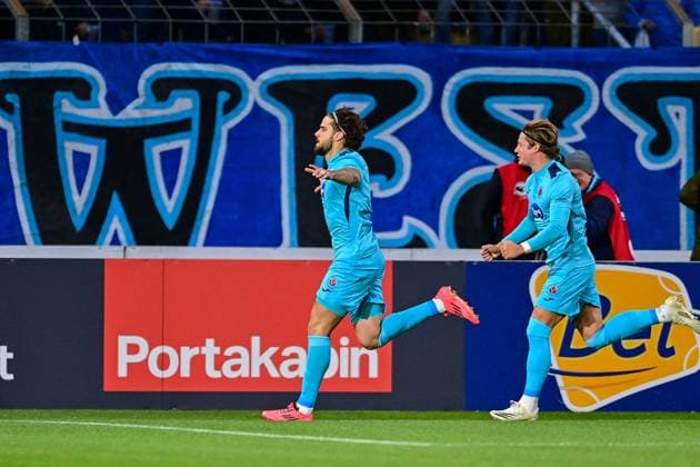 v.li.: Torschütze zum 0:1 Lex Tyger Lobinger (Viktoria Köln, 9) und Tobias Eisenhuth (Viktoria Köln, 6) mit Torjubel, Jubel, Torjubel, Torerfolg, celebrate the goal, goal, celebration, Jubel ueber das Tor, optimistisch, Action, Aktion, 01.10.2025, München (Deutschland), Fussball, 3. Liga, TSV 1860 München - FC Viktoria Köln, DFB DFL REGULATIONS PROHIBIT ANY USE OF PHOTOGRAPHS AS IMAGE SEQUENCES AND OR QUASI-VIDEO.