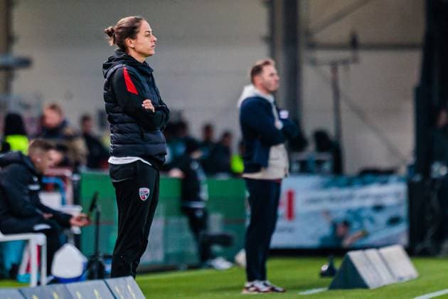 Sabrina Wittmann (FC Ingolstadt 04, Cheftrainerin), im Hintergrund steht Tobias Strobl (SC Verl, Cheftrainer) GER, SC Verl vs. FC Ingolstadt 04, Fussball, 3. Liga, 9. Spieltag, Spielzeit 2025 2026, 01.10.2025 GER, SC Verl vs. FC Ingolstadt 04, Fussball, 3. Liga, 9. Spieltag, Spielzeit 2025 2026, 01.10.2025 Verl Copyright: xEibner-Pressefoto JanxRollingerx EP_JSK