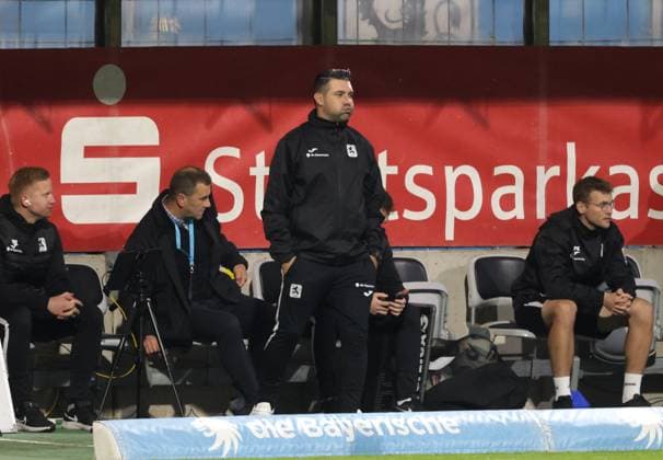 Fassungslos . . . 1860 Muenchens Interims - Trainer Alper KAYABUNAR nach Gegentreffer zum 0:2. Fussball: 1860 - Koeln. 3.Fußball Liga, TSV 1860 München - FC Viktoria Köln, 9.Spieltag, Saison 2025-2026, am 1.10.2025 in Muenchen, S T A D I O N A N D E R G R U E N W A L D E R S T R A S S E, Deutschland. Quelle Copyright Credit : Oryk HAIST