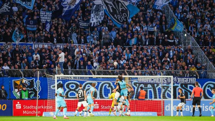 Team (TSV 1860 München) und Team (FC Viktoria Köln), Eckball, Eckstoß beim Spiel zwischen TSV 1860 München v FC Viktoria Köln, Fußball, Herren, 3.Liga, 2025 2026, 9.Spieltag am 01.10.2025 in München, Stadion a. d. Grünwalder Straße. Bayern Deutschland