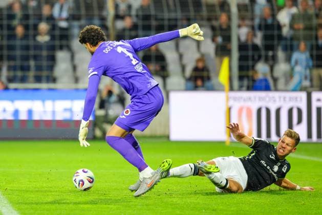 Dudu Eduardo Haesler (1, FC Viktoria Köln) und Florian Niederlechner (7, TSV 1860 München) beim Spiel zwischen TSV 1860 München v FC Viktoria Köln, Fußball, Herren, 3.Liga, 2025 2026, 9.Spieltag am 01.10.2025 in München, Stadion a. d. Grünwalder Straße. Bayern Deutschland