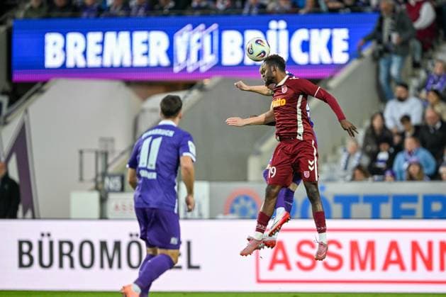 3. Liga - 25 26 - VfL Osnabrück - SSV Jahn Regensburg am 01.10.2025 an der Bremer Brücke in Osnabrück Davis Asante (Regensburg) im Zweikampf gegen Kevin Schumacher (Osnabrueck)