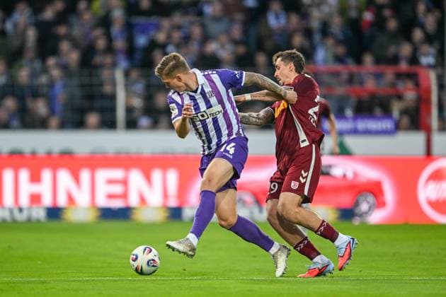 3. Liga - 25 26 - VfL Osnabrück - SSV Jahn Regensburg am 01.10.2025 an der Bremer Brücke in Osnabrück Luc Ihorst (Osnabrueck) im Zweikampf gegen Adrian Fein (Regensburg)