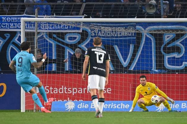 Lex Tyger LOBINGER (K) schiesst das Tor zum 1-0 per Elfmeter,Strafstoss gegen Torwart Rene VOLLATH (TSV 1860 Muenchen). Fussball 3.Liga,9.Spieltag, Saison 2025 26 TSV 1860 Muenchen - Viktoria Koeln am 01.10.2025 GRUENWALDER STADION.