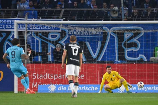 Lex Tyger LOBINGER (K) schiesst das Tor zum 1-0 per Elfmeter,Strafstoss gegen Torwart Rene VOLLATH (TSV 1860 Muenchen). Fussball 3.Liga,9.Spieltag, Saison 2025 26 TSV 1860 Muenchen - Viktoria Koeln am 01.10.2025 GRUENWALDER STADION.