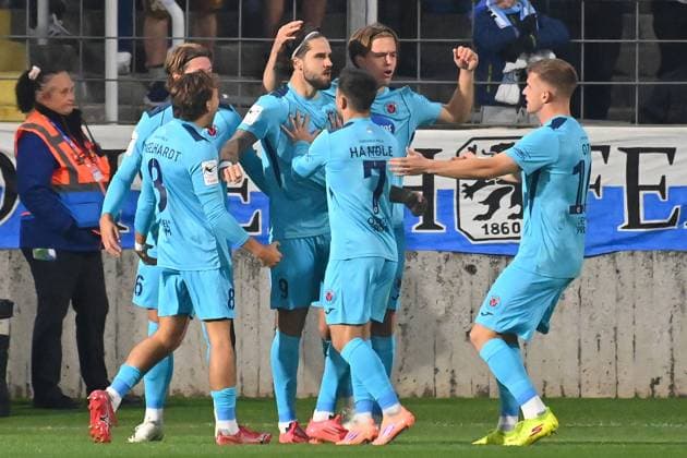 Kollektiver Torjubel um Lex Tyger LOBINGER (K) nach Tor zum 1-0 , Jubel,Freude,Begeisterung,,Aktion. Fussball 3.Liga,9.Spieltag, Saison 2025 26 TSV 1860 Muenchen - Viktoria Koeln am 01.10.2025 GRUENWALDER STADION.