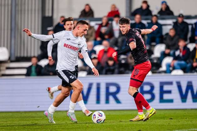 v.l. Dominik Steczyk (SC Verl, 11), Linus Rosenloecher (FC Ingolstadt 04, 19) im Torschuss zum 1:0 GER, SC Verl vs. FC Ingolstadt 04, Fussball, 3. Liga, 9. Spieltag, Spielzeit 2025 2026, 01.10.2025 GER, SC Verl vs. FC Ingolstadt 04, Fussball, 3. Liga, 9. Spieltag, Spielzeit 2025 2026, 01.10.2025 Verl Copyright: xEibner-Pressefoto JanxRollingerx EP_JSK