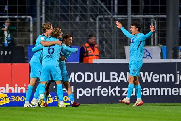 Spieler des FC Viktoria Köln mit Torjubel, Jubel, Torjubel, Torerfolg, celebrate the goal, goal, celebration, Jubel ueber das Tor zum 0:2 durch David Otto (Viktoria Köln, 10) (verdeckt), optimistisch, Action, Aktion, 01.10.2025, München (Deutschland), Fussball, 3. Liga, TSV 1860 München - FC Viktoria Köln, DFB DFL REGULATIONS PROHIBIT ANY USE OF PHOTOGRAPHS AS IMAGE SEQUENCES AND OR QUASI-VIDEO.