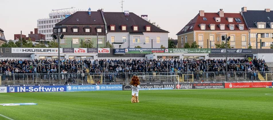 Maskottchen Sechzgerl (TSV 1860 Muenchen) vor der eigentlichen Gaestekurve, die mit Loewenfans gefuellt ist GER, TSV 1860 Muenchen vs. Viktoria Koeln 1904, Fussball, 3. Bundesliga, 9. Spieltag, Saison 2025 2026, 01.10.2025. (DFL DFB REGULATIONS PROHIBIT ANY USE OF PHOTOGRAPHS as IMAGE SEQUENCES and or QUASI-VIDEO). GER, TSV 1860 Muenchen vs. Viktoria Koeln 1904, Fussball, 3. Bundesliga, 9. Spieltag, Saison 2025 2026, 01.10.2025. Muenchen Copyright: xEibner-Pressefoto HeikexFeinerx EP_HFR
