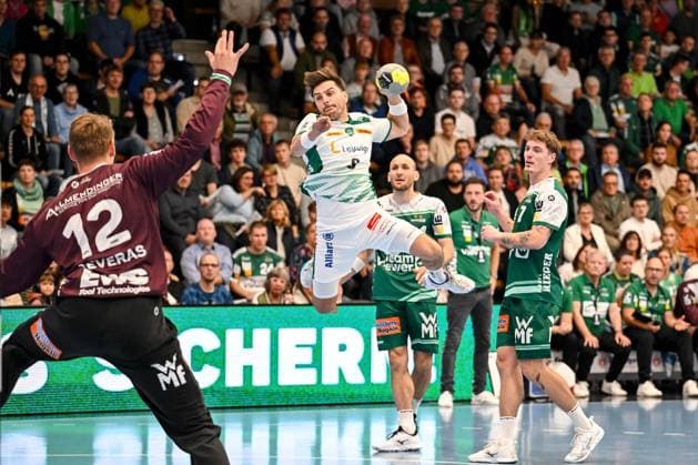 Goeppingen, Deutschland, 01.10.25: Torwart Kristian Saveras (FRISCH AUF! Goeppingen) und Lucas Krzikalla (SC DHfK Leipzig) im Zweikampf waehrend des DHB Pokal 2 Runde Spiels zwischen FRISCH AUF! Goeppingen vs SC DHfK Leipzig in der EWS Arena am 01. Oktober 2025 in Goeppingen, Deutschland. (Foto von Harry Langer DeFodi Images) Goeppingen, Germany, 01.10.25: Torwart Kristian Saveras (FRISCH AUF! Goeppingen) und Lucas Krzikalla (SC DHfK Leipzig) battle for the ball during the DHB Pokal 2 Runde match between FRISCH AUF! Goeppingen vs SC DHfK Leipzig at EWS Arena on October 1, 2025 in Goeppingen, Germany. (Photo by Harry Langer DeFodi Images) (Photo by Harry Langer DeFodi Images) Goeppingen, Germany, 01 10 25 Goalkeeper Kristian Saveras FRISCH AUF Goeppingen and Lucas Krzikalla SC DHfK Leipzig battle for the ball during the DHB Pokal 2 round match between FRISCH AUF Goeppingen vs SC DHfK Leipzig at EWS Arena on October 01, 2025 in Goeppingen, Germany Photo by Harry Langer DeFodi Images Goeppingen, Germany, 01 10 25 Goalkeeper Kristian Saveras FRISCH AUF Goeppingen and Lucas Krzikalla SC DHfK Leipzig battle for the ball during the DHB Pokal 2 Runde match between FRISCH AUF Goeppingen vs SC DHfK Leipzig at EWS Arena on October 1, 2025 in Goeppingen, Germany Photo by Harry Langer DeFodi Images Photo by Harry Langer DeFodi Images
