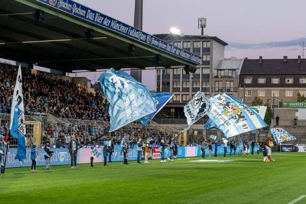Die Fahnenschwenker vor der Stehhalle GER, TSV 1860 Muenchen vs. Viktoria Koeln 1904, Fussball, 3. Bundesliga, 9. Spieltag, Saison 2025 2026, 01.10.2025. (DFL DFB REGULATIONS PROHIBIT ANY USE OF PHOTOGRAPHS as IMAGE SEQUENCES and or QUASI-VIDEO). GER, TSV 1860 Muenchen vs. Viktoria Koeln 1904, Fussball, 3. Bundesliga, 9. Spieltag, Saison 2025 2026, 01.10.2025. Muenchen Copyright: xEibner-Pressefoto HeikexFeinerx EP_HFR