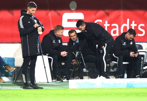 Ball ist im Tor . . . 1860 - Interims - Geschaeftsfuehrer Manfred PAULA und 1860 Muenchens Interims - Trainer Alper KAYABUNAR. Fussball: 1860 - Koeln. 3.Fußball Liga, TSV 1860 München - FC Viktoria Köln, 9.Spieltag, Saison 2025-2026, am 1.10.2025 in Muenchen, S T A D I O N A N D E R G R U E N W A L D E R S T R A S S E, Deutschland. Quelle Copyright Credit : Oryk HAIST