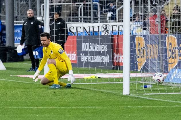 Rene Vollath (Torwart, TSV 1860 Muenchen, 11) bereits nach vier Spielminuten beim Tor zum 0:1 durch einen Elfmeter Strafstoss geschlagen GER, TSV 1860 Muenchen vs. Viktoria Koeln 1904, Fussball, 3. Bundesliga, 9. Spieltag, Saison 2025 2026, 01.10.2025. (DFL DFB REGULATIONS PROHIBIT ANY USE OF PHOTOGRAPHS as IMAGE SEQUENCES and or QUASI-VIDEO). GER, TSV 1860 Muenchen vs. Viktoria Koeln 1904, Fussball, 3. Bundesliga, 9. Spieltag, Saison 2025 2026, 01.10.2025. Muenchen Copyright: xEibner-Pressefoto HeikexFeinerx EP_HFR