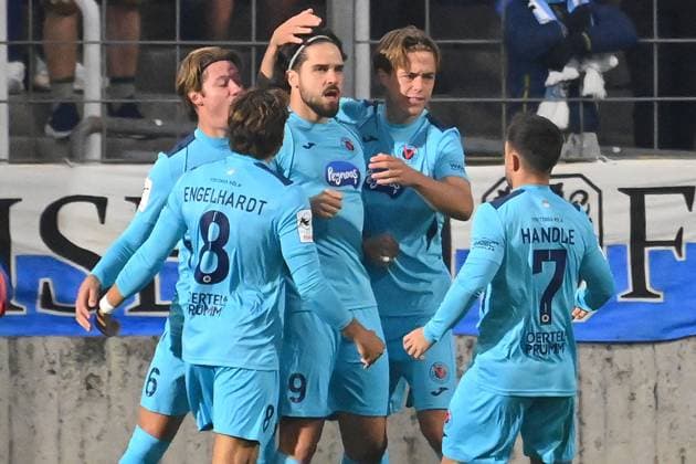 Kollektiver Torjubel um Lex Tyger LOBINGER (K) nach Tor zum 1-0 , Jubel,Freude,Begeisterung,,Aktion. Fussball 3.Liga,9.Spieltag, Saison 2025 26 TSV 1860 Muenchen - Viktoria Koeln am 01.10.2025 GRUENWALDER STADION.