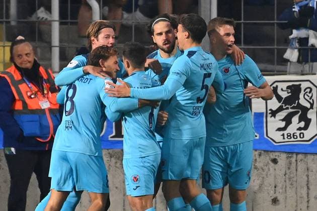 Kollektiver Torjubel um Lex Tyger LOBINGER (K) nach Tor zum 1-0 , Jubel,Freude,Begeisterung,,Aktion. Fussball 3.Liga,9.Spieltag, Saison 2025 26 TSV 1860 Muenchen - Viktoria Koeln am 01.10.2025 GRUENWALDER STADION.