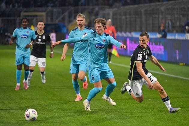 Tobias EISENHUTH (K), Aktion,Zweikampf gegen Manuel PFEIFER (TSV 1860 Muenchen)ö Fussball 3.Liga,9.Spieltag, Saison 2025 26 TSV 1860 Muenchen - Viktoria Koeln am 01.10.2025 GRUENWALDER STADION.