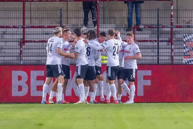Verl, Deutschland 01. Oktober 2025: 3. Liga - 2025 2026 - SC Verl vs. FC Ingolstadt 04 Im Bild: in der Traube Torschütze Dominik Steczyk (SC) jubelt nach seinem Tor zum 1:0 mit seinen Mannschaftskollegen, DFB regulations prohibit any use of photographs as image sequences and or quasi-video Sportclub Arena Nordrhein Westfalen Copyright: xFotostandx xSchäferx