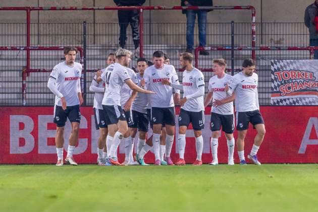 Verl, Deutschland 01. Oktober 2025: 3. Liga - 2025 2026 - SC Verl vs. FC Ingolstadt 04 Im Bild: in der Traube Torschütze Dominik Steczyk (SC) jubelt nach seinem Tor zum 1:0 mit seinen Mannschaftskollegen, DFB regulations prohibit any use of photographs as image sequences and or quasi-video Sportclub Arena Nordrhein Westfalen Copyright: xFotostandx xSchäferx