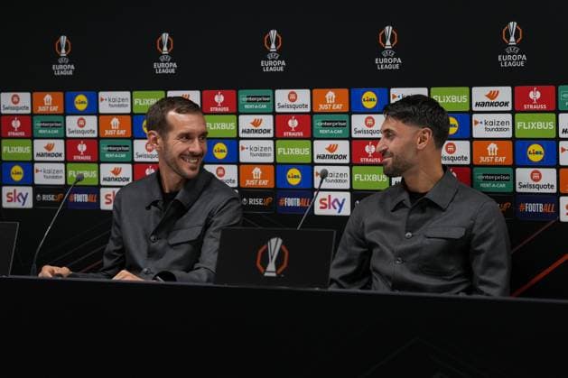 Julian Schuster (SC Freiburg, Trainer) und Vincenzo Grifo (SC Freiburg, 32) , Italien, Fussball, UEFA Europa League, 2.Spieltag, Ligaphase, 2025 2026, Bologna FC vs. SC Freiburg, 01.10.2025, Pressekonferenz des SC Freiburg vor dem zweiten Europa League Spiel in der Ligaphase, Pressegespräch, Stadio Renato Dall™Ara, Bologna, Italien, Pressekonferenz des SC Freiburg vor dem zweiten Europa League Spiel in der Ligaphase, Pressegespräch Bologna Stadio Renato Dall™Ara Emilia-Romagna Italien Copyright: xArnexAmbergx