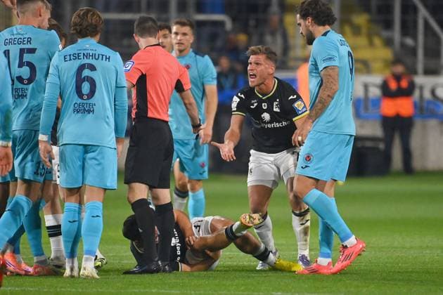 Kevin VOLLAND (TSV 1860 Muenchen), verletzt,Verletzung, Florian NIEDERLECHNER (TSV 1860 Muenchen) Fussball 3.Liga,9.Spieltag, Saison 2025 26 TSV 1860 Muenchen - Viktoria Koeln am 01.10.2025 GRUENWALDER STADION.