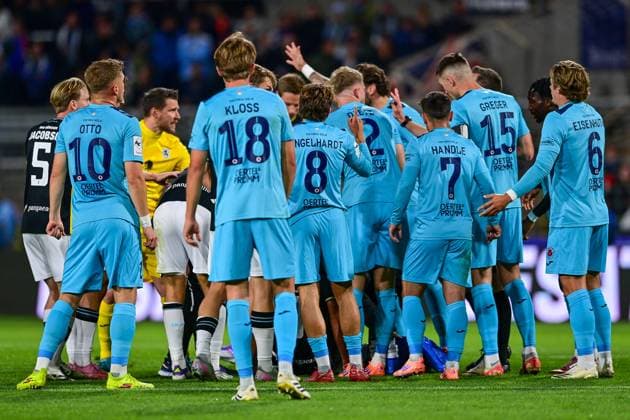 Rudelbildung nach Foul an den am Boden sitzenden Kevin Volland (TSV 1860, 31) der danach verletztungsbedingt ausgewechselt werden muss, 01.10.2025, München (Deutschland), Fussball, 3. Liga, TSV 1860 München - FC Viktoria Köln, DFB DFL REGULATIONS PROHIBIT ANY USE OF PHOTOGRAPHS AS IMAGE SEQUENCES AND OR QUASI-VIDEO.