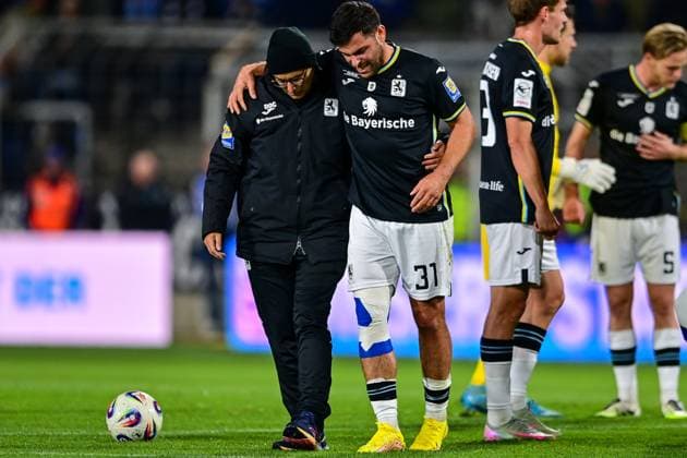 Kevin Volland (TSV 1860, 31) muss verletzungsbedingt ausgewechselt werden, mit Schmerzen nach einem Foul, racked with pain, verletzt, Verletzung, injured, sporting injury, 01.10.2025, München (Deutschland), Fussball, 3. Liga, TSV 1860 München - FC Viktoria Köln, DFB DFL REGULATIONS PROHIBIT ANY USE OF PHOTOGRAPHS AS IMAGE SEQUENCES AND OR QUASI-VIDEO.