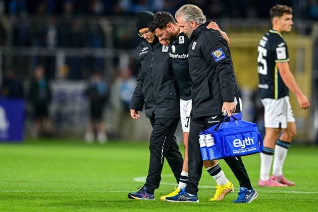 Kevin Volland (TSV 1860, 31) muss verletzungsbedingt ausgewechselt werden, mit Schmerzen nach einem Foul, racked with pain, verletzt, Verletzung, injured, sporting injury, 01.10.2025, München (Deutschland), Fussball, 3. Liga, TSV 1860 München - FC Viktoria Köln, DFB DFL REGULATIONS PROHIBIT ANY USE OF PHOTOGRAPHS AS IMAGE SEQUENCES AND OR QUASI-VIDEO.