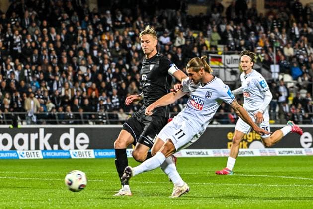 GER, 3. Liga, SSV Ulm 1846 vs 1. FC Schweinfurt 05 01.10.2025, Donaustadion, Ulm, GER, 3. Liga, SSV Ulm 1846 vs 1. FC Schweinfurt 05, im Bild Dennis Chessa (SSV Ulm, 11), Thomas Meißner Meissner (Schweinfurt, 8), Tor zum 1:0