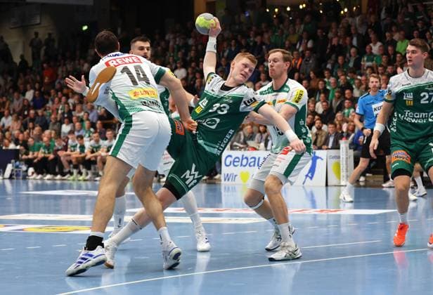 01.10.2025, Deutschland, Göppingen, Handball DHB-Pokal 2. Runde, FRISCH AUF! Göppingen vs. SC DHfK Leipzig, Ymir Örn Gislason (FAG)