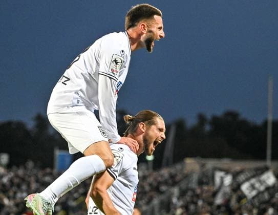GER, 3. Liga, SSV Ulm 1846 vs 1. FC Schweinfurt 05 01.10.2025, Donaustadion, Ulm, GER, 3. Liga, SSV Ulm 1846 vs 1. FC Schweinfurt 05, im Bild Torjubel nach Tor zum 1:0, Dennis Chessa (SSV Ulm, 11), Leon Dajaku (SSV Ulm, 43)