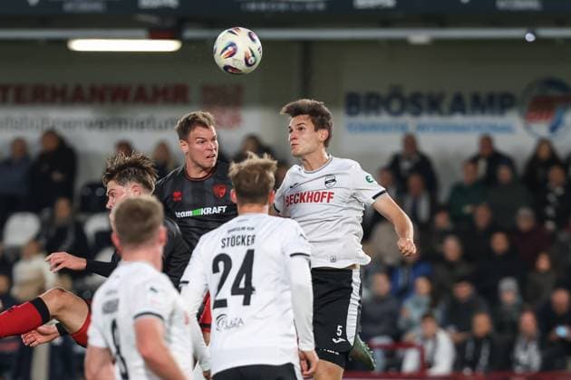 3. Liga; SC Verl - FC Ingolstadt 04; Zweikampf Kampf um den Ball Simon Lorenz (32, FCI) Ens Martin (5 Verl) Stöcker Michel (24 Verl) 3. Liga - FC Ingolstadt 04 Saison 2025 2026 SC Verl