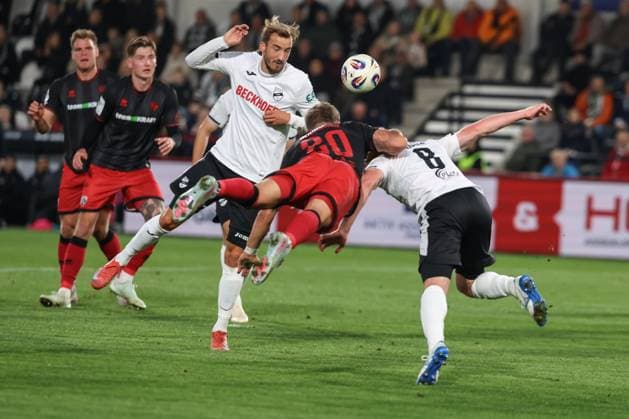 3. Liga; SC Verl - FC Ingolstadt 04; Zweikampf Kampf um den Ball Stöcker Michel (24 Verl) Yannick Deichmann (20, FCI) Waidner Dennis (8 Verl) 3. Liga - FC Ingolstadt 04 Saison 2025 2026 SC Verl
