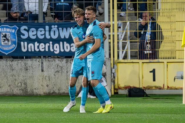 Tim Kloss (FC Viktoria Koeln, 18) bejubelt mit David Otto (FC Viktoria Koeln, 10) dessen Tor zum 0:2 GER, TSV 1860 Muenchen vs. Viktoria Koeln 1904, Fussball, 3. Bundesliga, 9. Spieltag, Saison 2025 2026, 01.10.2025. (DFL DFB REGULATIONS PROHIBIT ANY USE OF PHOTOGRAPHS as IMAGE SEQUENCES and or QUASI-VIDEO). GER, TSV 1860 Muenchen vs. Viktoria Koeln 1904, Fussball, 3. Bundesliga, 9. Spieltag, Saison 2025 2026, 01.10.2025. Muenchen Copyright: xEibner-Pressefoto HeikexFeinerx EP_HFR