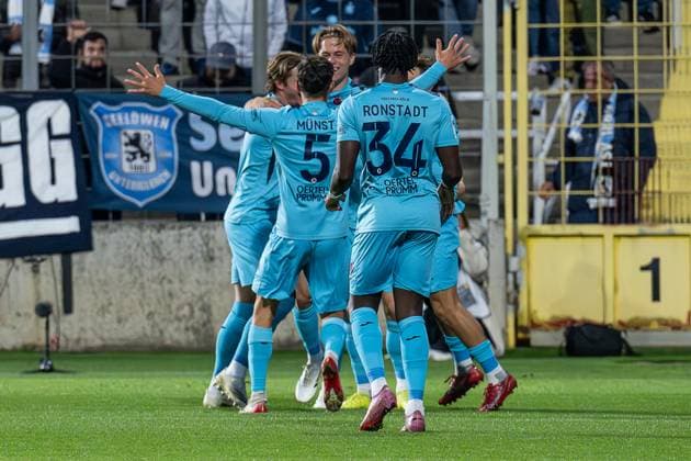 Die Koelner bejubeln mit David Otto (FC Viktoria Koeln, 10) dessen Tor zum 0:2 GER, TSV 1860 Muenchen vs. Viktoria Koeln 1904, Fussball, 3. Bundesliga, 9. Spieltag, Saison 2025 2026, 01.10.2025. (DFL DFB REGULATIONS PROHIBIT ANY USE OF PHOTOGRAPHS as IMAGE SEQUENCES and or QUASI-VIDEO). GER, TSV 1860 Muenchen vs. Viktoria Koeln 1904, Fussball, 3. Bundesliga, 9. Spieltag, Saison 2025 2026, 01.10.2025. Muenchen Copyright: xEibner-Pressefoto HeikexFeinerx EP_HFR