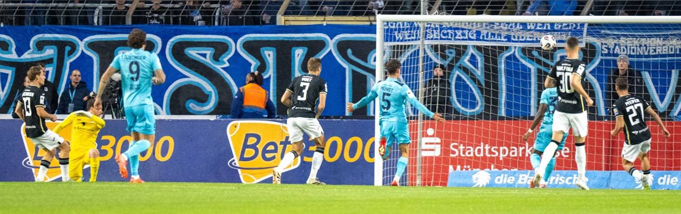 Wo gehoert Rene Vollath 11 (TSV 1860 Muenchen) hin, weit weg vom Tor, 0:2 fuer Viktoria Koeln 1904, TSV 1860 Muenchen vs. Viktoria Koeln 1904, 3. Liga, 9. Spieltag, 01.10.2025 DFB regulations prohibit any use of photographs as image sequences and or quasi-video Muenchen Bayern Deutschland