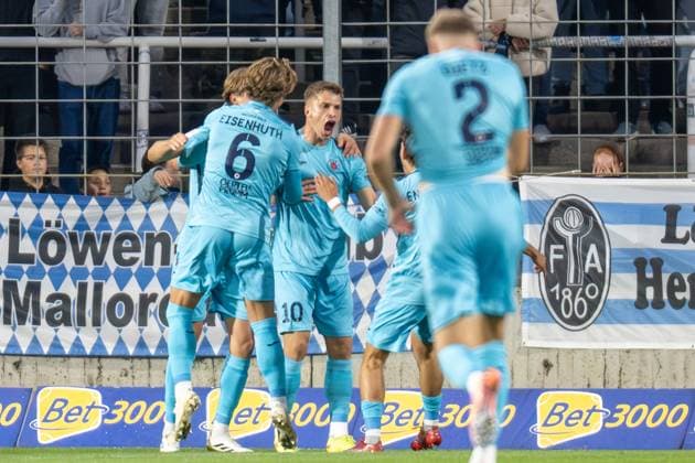 Torjubel zum 0:2, David Otto 10 (Viktoria Koeln 1904), Tobias Eisenhut 6 (Viktoria Koeln 1904), TSV 1860 Muenchen vs. Viktoria Koeln 1904, 3. Liga, 9. Spieltag, 01.10.2025 DFB regulations prohibit any use of photographs as image sequences and or quasi-video Muenchen Bayern Deutschland