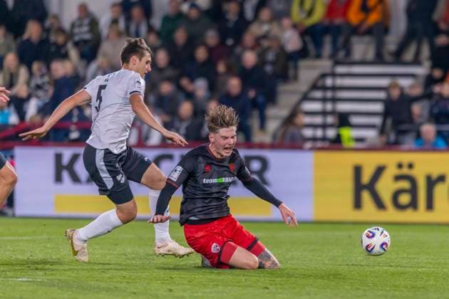 Verl, Deutschland 01. Oktober 2025: 3. Liga - 2025 2026 - SC Verl vs. FC Ingolstadt 04 Im Bild: v. li. im Zweikampf Martin Ens (SC) und Frederik Christensen (FCI) DFB regulations prohibit any use of photographs as image sequences and or quasi-video Sportclub Arena Nordrhein Westfalen Copyright: xFotostandx xSchäferx