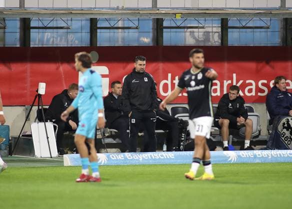 Fussball, Herren, 3.Liga, Saison 2025 2026, TSV 1860 München - FC Viktoria Köln, Grünwalder Stadion Alper Kayabunar, Interimstrainer (TSV 1860 München) an der Seitenlinie stehend