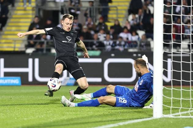 01.10.2025, Fussball, Herren, 9. Spieltag 3. Liga Saison 2025 2026: SSV Ulm 1846 - FC Schweinfurt 05 Von links: Joshua Endres (FC Schweinfurt 05, 33) mit dem Ausgleich zum 1:1, Torwart Christian Ortag (SSV Ulm, 39)